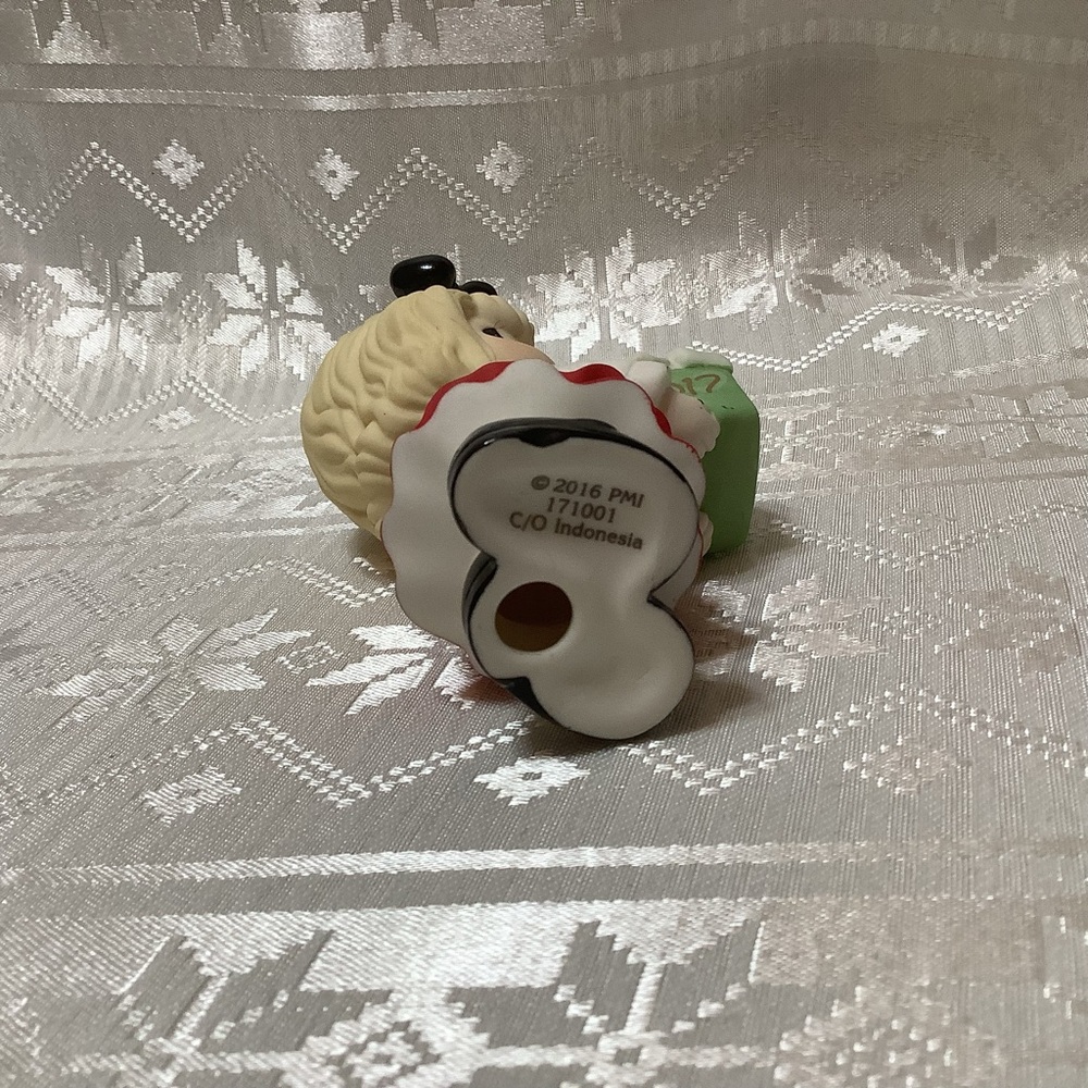 Precious Moments Figurine #171001 Share The Gift Of Love 2016 Porcelain - Picture 6 of 11